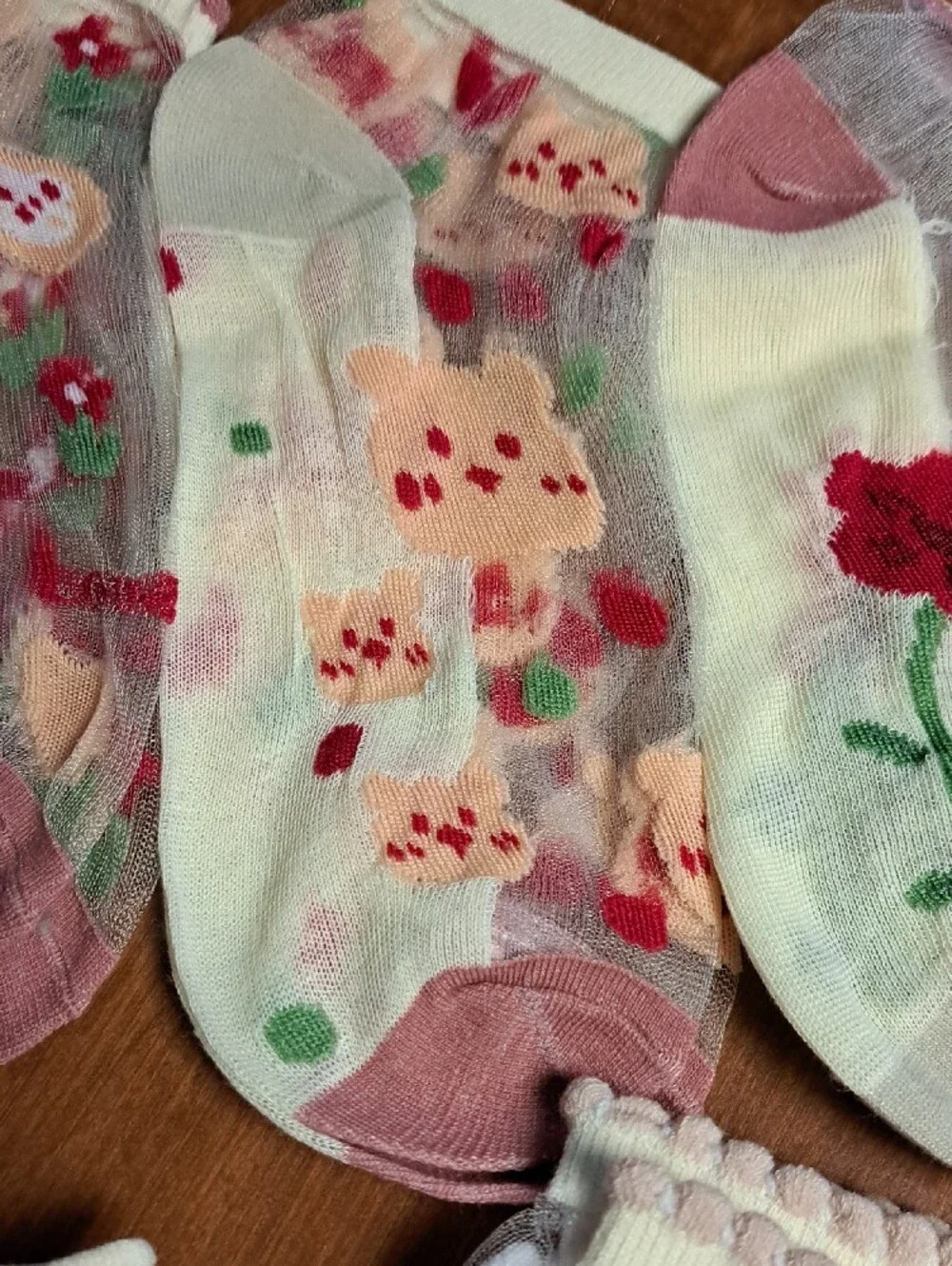 Women's Sheer Floral Ankle Socks - Red & Pink Floral Pattern